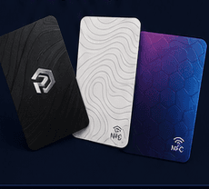Mehrere individuell gestaltete NFC-Visitenkarten im dunklen Pelano3D Design